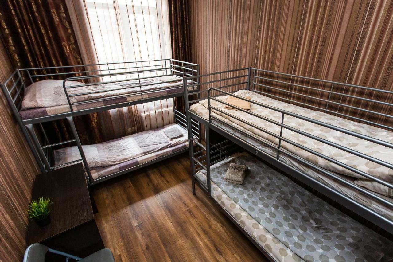 Baker'S Street Vandrarhem Lviv Exteriör bild